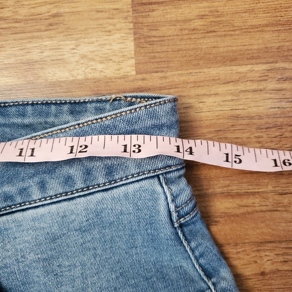 Forever 21 Size 29 Stretch High Rise Jean Shorts - Picture 3 of 6